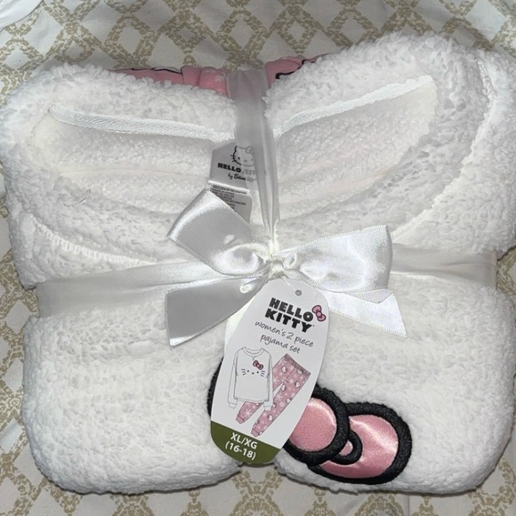 Hello Kitty Pajama Set - Picture 2 of 3